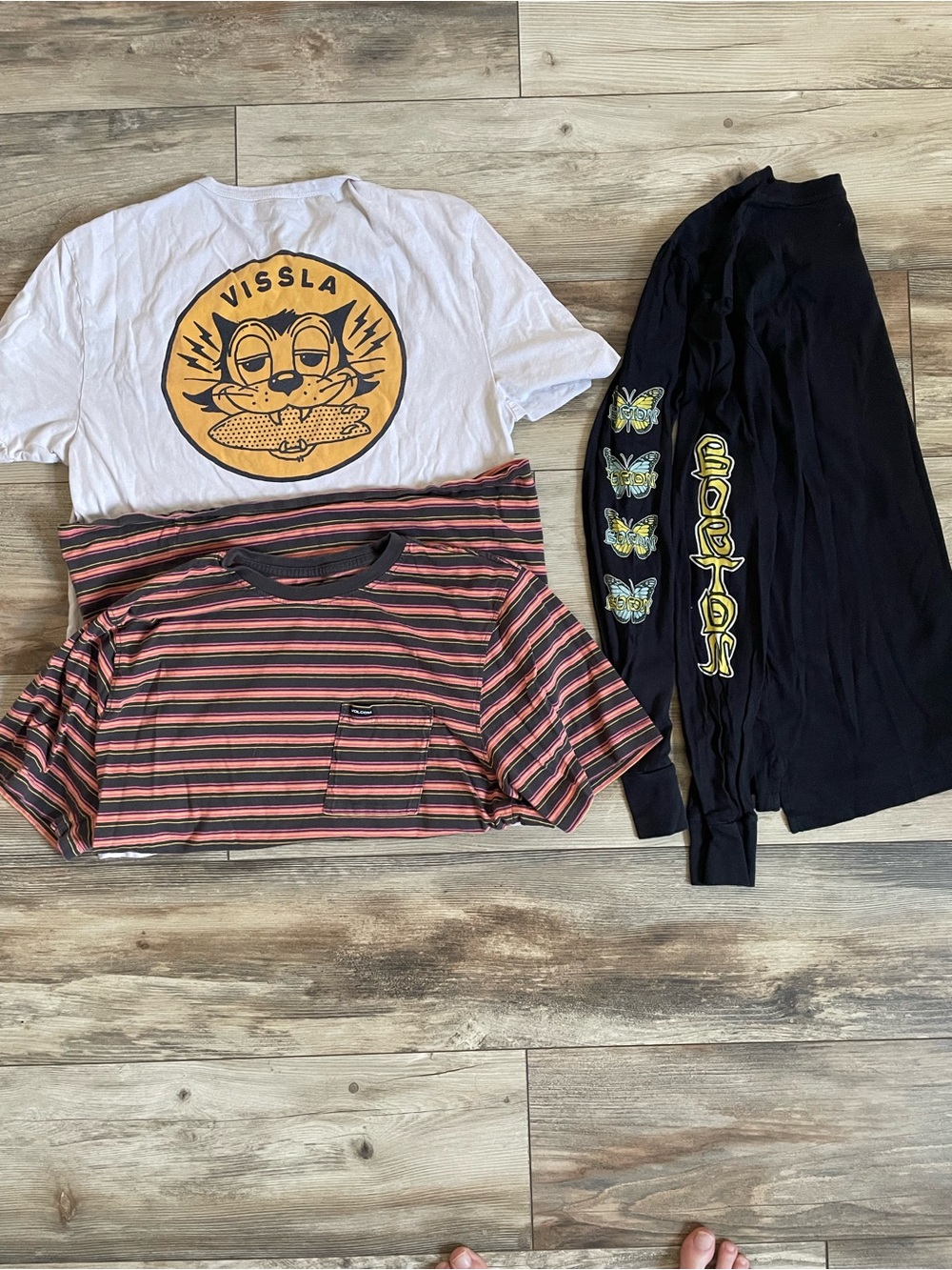 3 pack Volcom, Burton, and Vissla tops